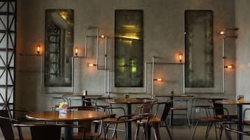 供應早餐、午餐、晚餐;多國菜