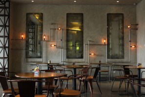 Breakfast, lunch, dinner served; international cuisine - YELLO Hotel Jemursari Surabaya (Surabaya)