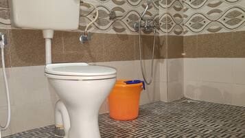 Douche, douche à « effet pluie », articles de toilette gratuits