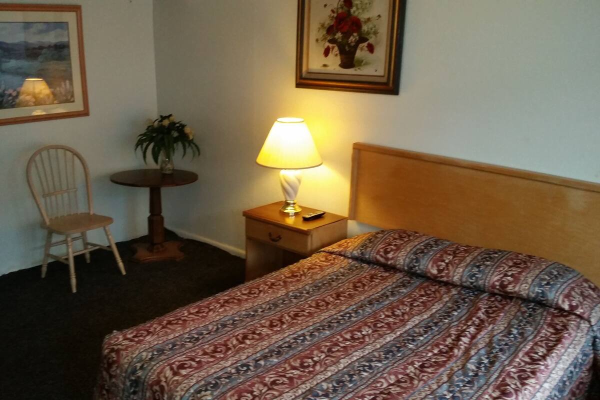 Queen Room | Free WiFi