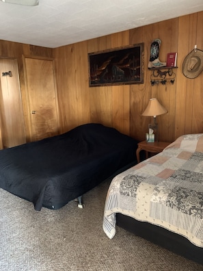 Premium bedding, individually decorated, desk, laptop workspace - Long Valley Motel (Donnelly)
