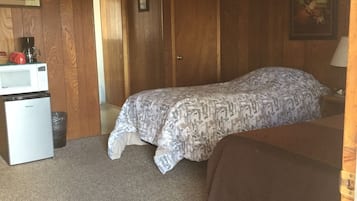 Chambre Confort, 1 grand lit, vue établissement | Literie de qualité supérieure, décoration personnalisée, bureau