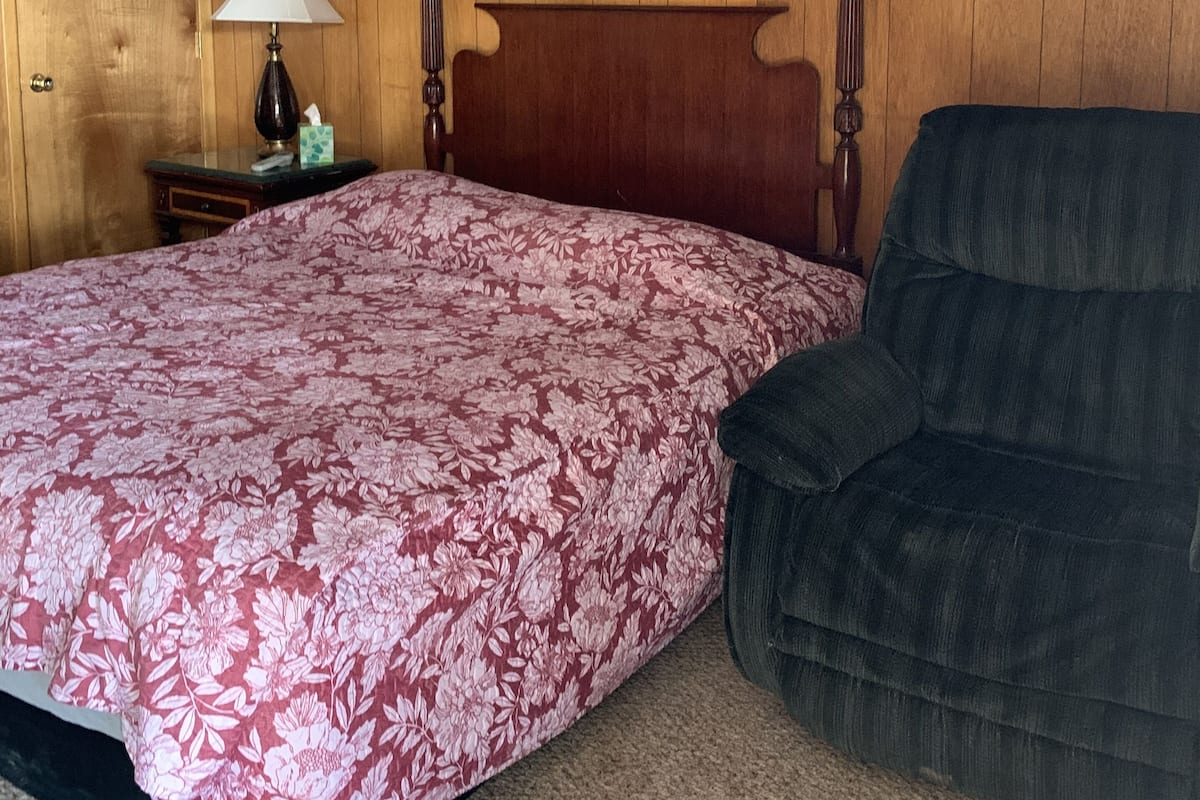 Premium bedding, individually decorated, desk, laptop workspace