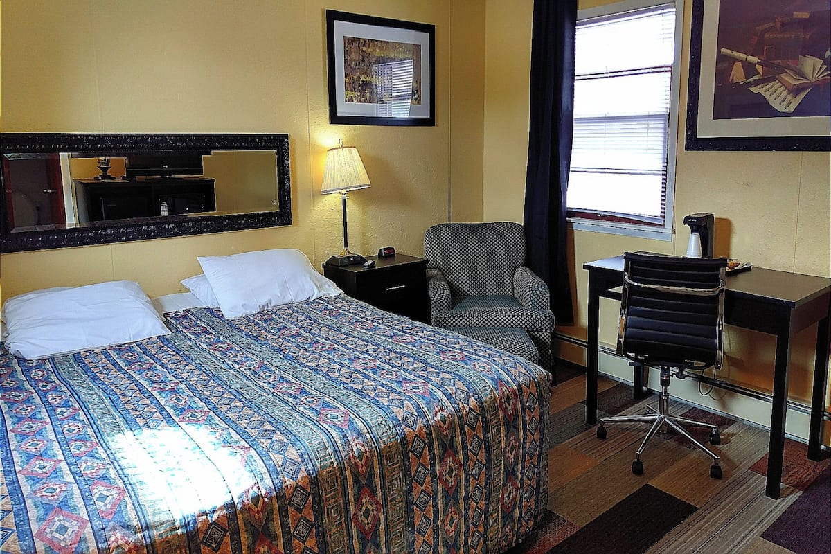 Desk, iron/ironing board (on request), WiFi (free), bed sheets