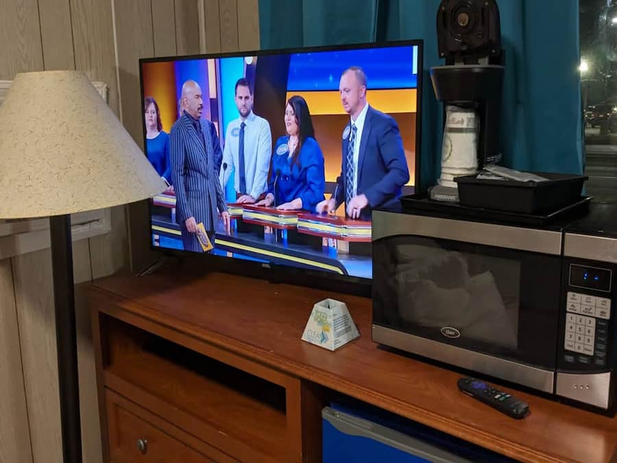 Een bureau, een strijkplank/strijkijzer, gratis wifi, beddengoed