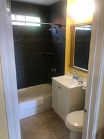Combined shower/tub, free toiletries