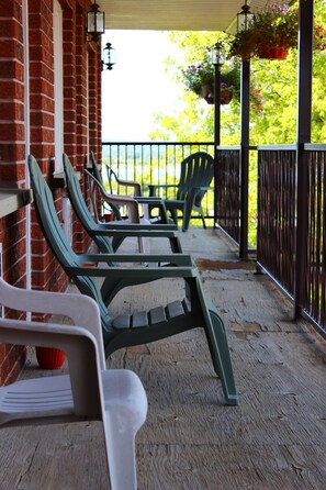 Terrace/patio - Hawberry Motel (Northeastern Manitoulin and the Islands)