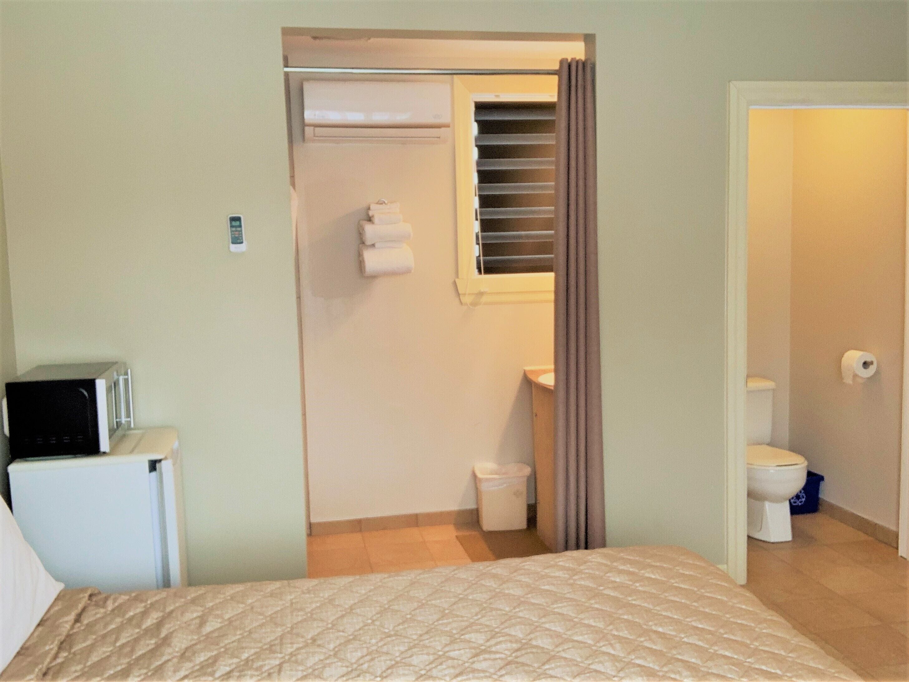 Room, 1 Queen Bed | Free WiFi, bed sheets