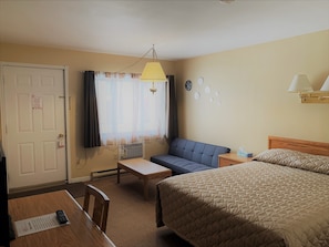 Deluxe Room | Living area | 32-inch flat-screen TV with cable channels, TV