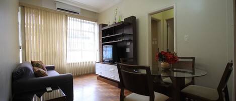 Căn hộ Tiêu chuẩn, 2 phòng ngủ, tủ lạnh & lò vi sóng | Phòng khách | TV