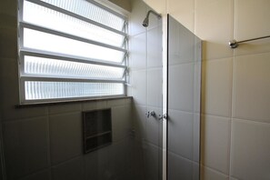 Standard-Apartment, 2 Schlafzimmer, Kühlschrank und Mikrowelle | Dusche im Bad