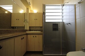 Standaard appartement, 2 slaapkamers, koelkast & magnetron | Badkamer | Een douche, handdoeken