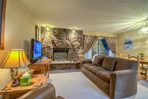 Condo, 1 habitación | Área de sala de estar | Televisión de pantalla plana y chimenea 