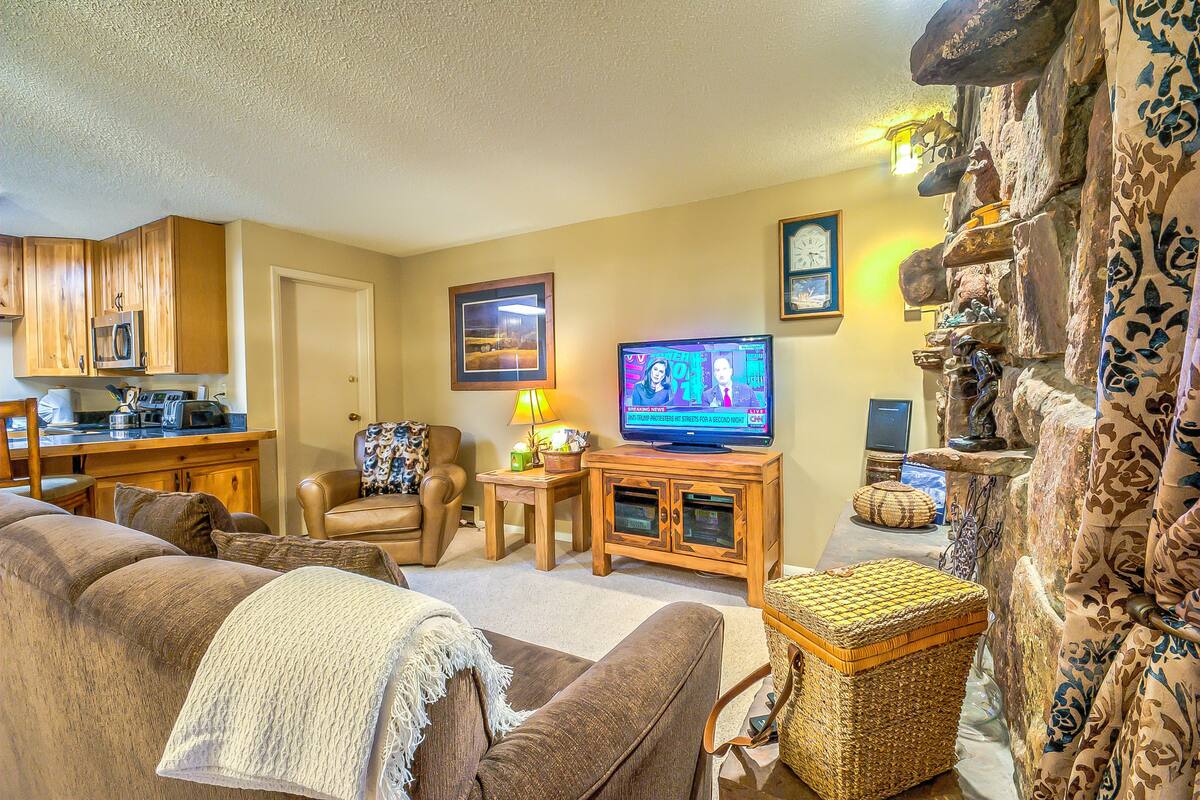 1 Bedroom, 1 Bathroom SME 23 | 1 bedroom, premium bedding, iron/ironing board, free WiFi