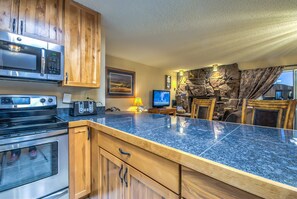 Huoneisto, 1 makuuhuone | Yksityinen keittiö | Jääkaappi, mikroaaltouuni, kahvin-/teenkeitin