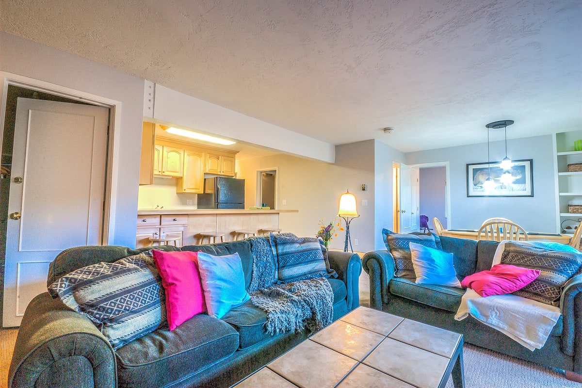 2 Bedroom, 2 Bathroom - SM 344 | Living area | Flat-screen TV, fireplace