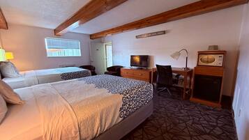 Quarto, 2 camas Queen, para não fumantes | Roupas de cama premium, escrivaninha, ferros/tábuas de passar roupa