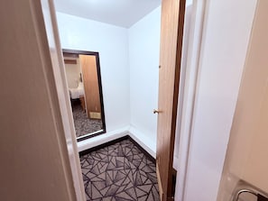 Habitación, 1 cama de matrimonio grande, no fumadores | Baño | Ducha y bañera combinadas, secador de pelo y toallas