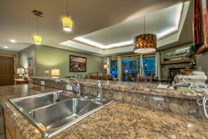 Huone | 1 makuuhuone, ylelliset vuodevaatteet, ilmainen Wi-Fi