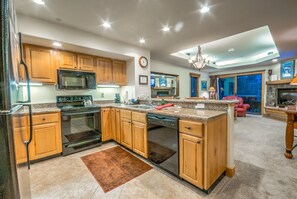 Huone | Yksityinen keittiö | Jääkaappi, mikroaaltouuni, kahvin-/teenkeitin