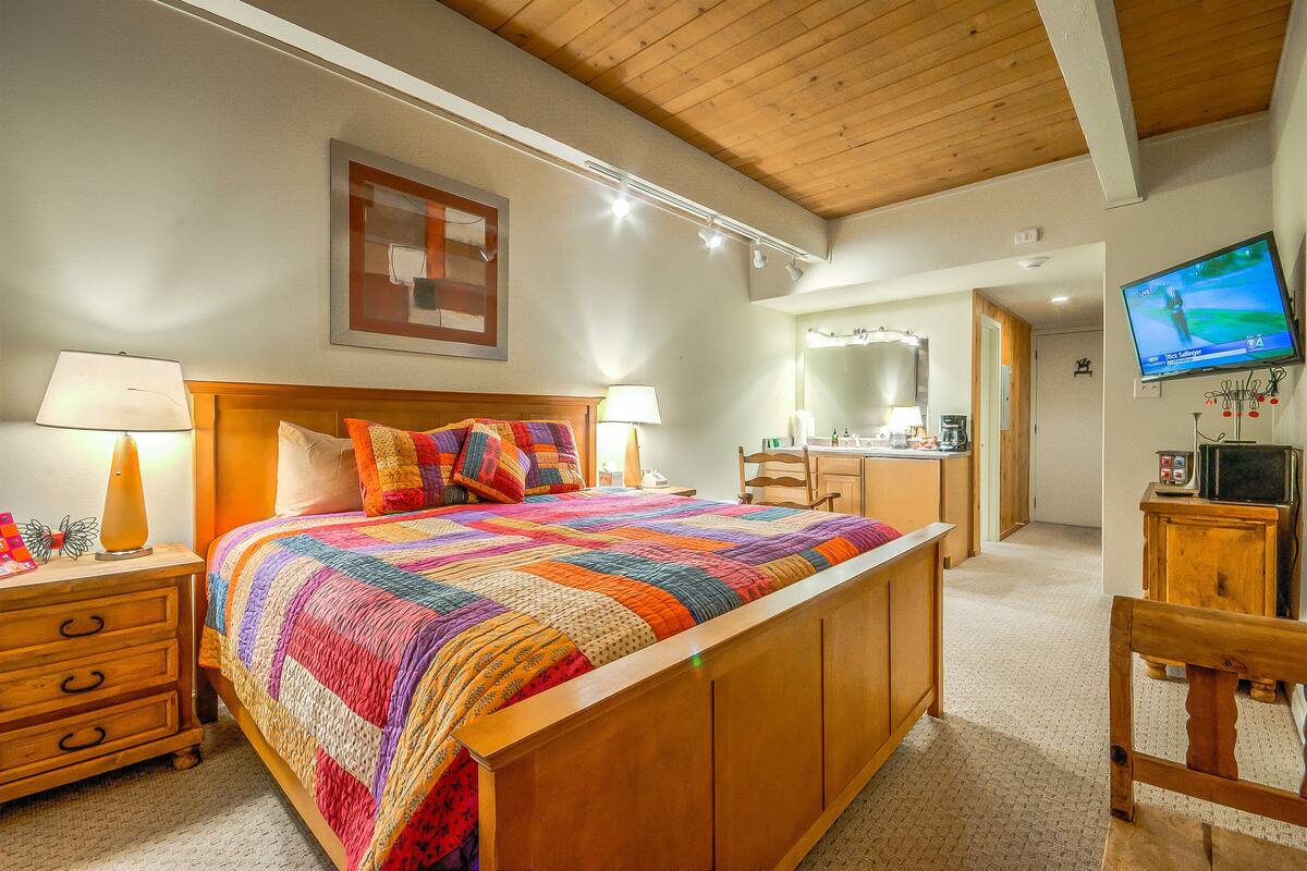 Studio - 3238 | 1 bedroom, premium bedding, iron/ironing board, free WiFi