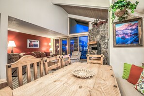Condo, 2 habitaciones | Servicio a la habitación
