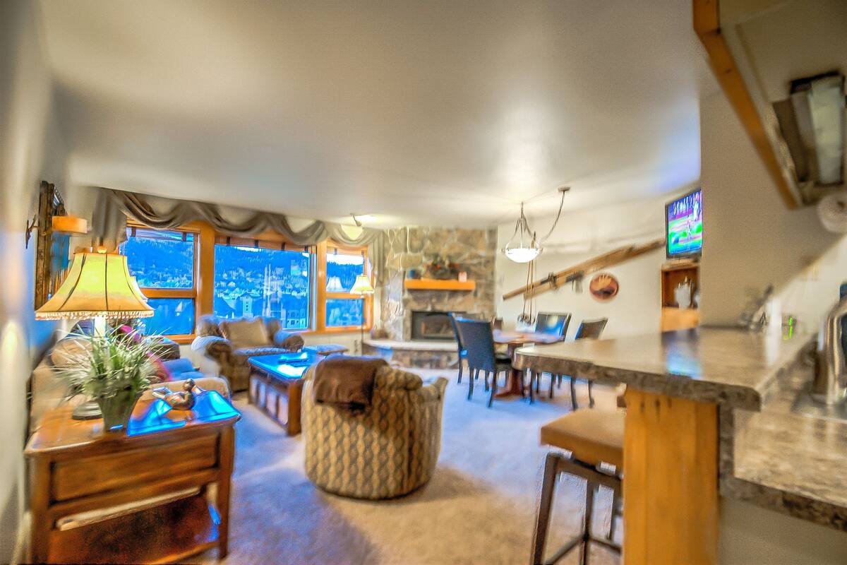 1 Bedroom, 1 Bathroom - 3527 | Living area | Flat-screen TV, fireplace