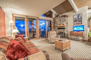 2 Bedroom, 2 Bathroom - 3326 | Living area