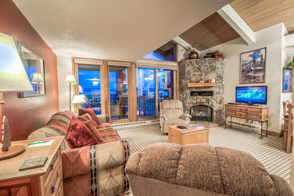 2 Bedroom, 2 Bathroom - 3326 | Living area | Flat-screen TV, fireplace