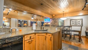Habitación | Cocina privada | Cafetera o tetera, frigorífico, microondas y placa de cocina