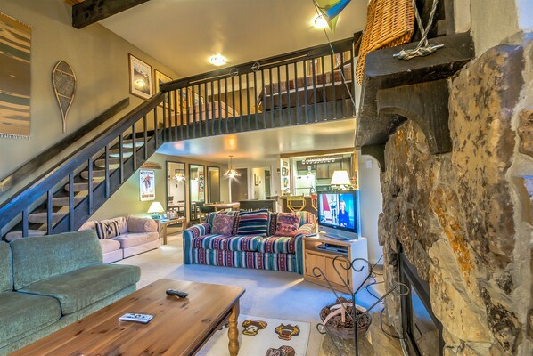 1 Bedroom, 2 Bathroom - Hillsider 10  | Living area