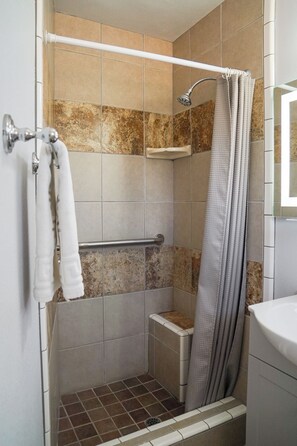 Standard Triple Room | Bathroom | Shower, free toiletries, towels - Swiss Holiday Lodge (Mount Shasta)