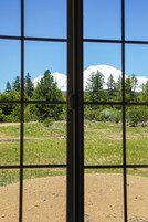 Standard Room, 1 Queen Bed | Mountain view