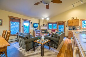 1 bedroom, premium bedding, iron/ironing board - Saddle Creek by Retreatia (Steamboat Springs)