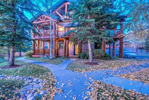 Pientalo, 2 makuuhuonetta | 1 makuuhuone, ylelliset vuodevaatteet, silitysrauta/-lauta