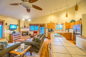 Pientalo, 3 makuuhuonetta | Yksityinen keittiö | Jääkaappi, mikroaaltouuni, kahvin-/teenkeitin