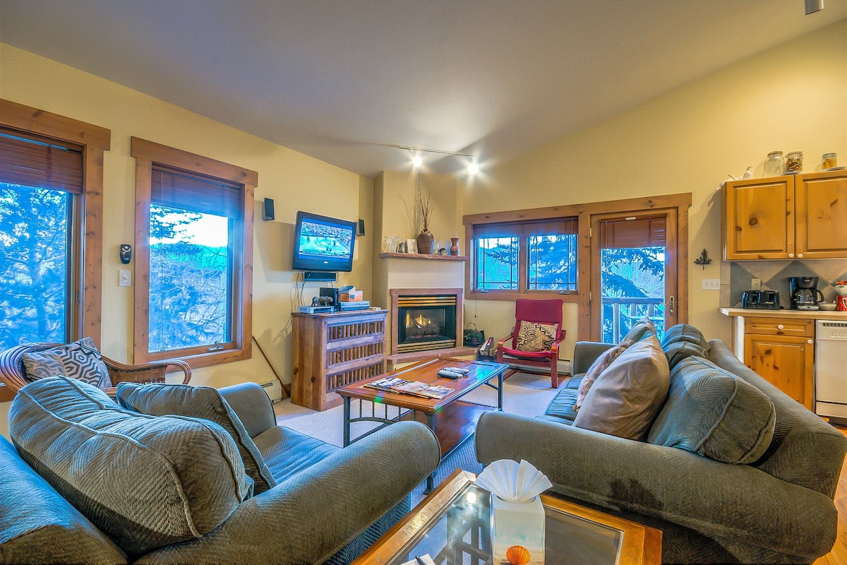Maison en rangée, 3 chambres | Aire de séjour | Téléviseur à écran plat, foyer