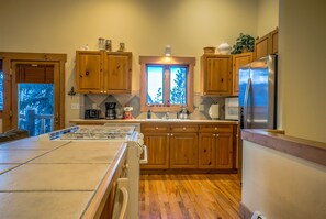 Pientalo, 3 makuuhuonetta | Yksityinen keittiö | Jääkaappi, mikroaaltouuni, kahvin-/teenkeitin