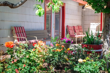 Garden. Sis Q Inn