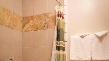 Combined shower/tub, free toiletries, towels
