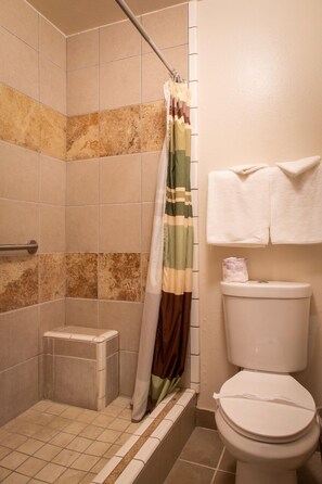 Ensemble douche/baignoire, articles de toilette gratuits