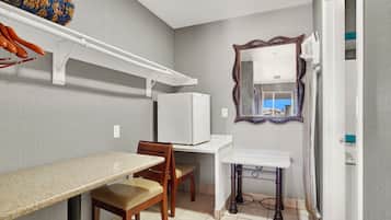 Kamar Standar, 2 Tempat Tidur Queen, Boleh Merokok | Area keluarga | Televisi LED 42-inci dengan saluran TV kabel dan TV