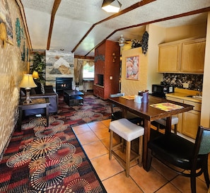 Suite, 1 cama King size, hidromasaje | Área de sala de estar