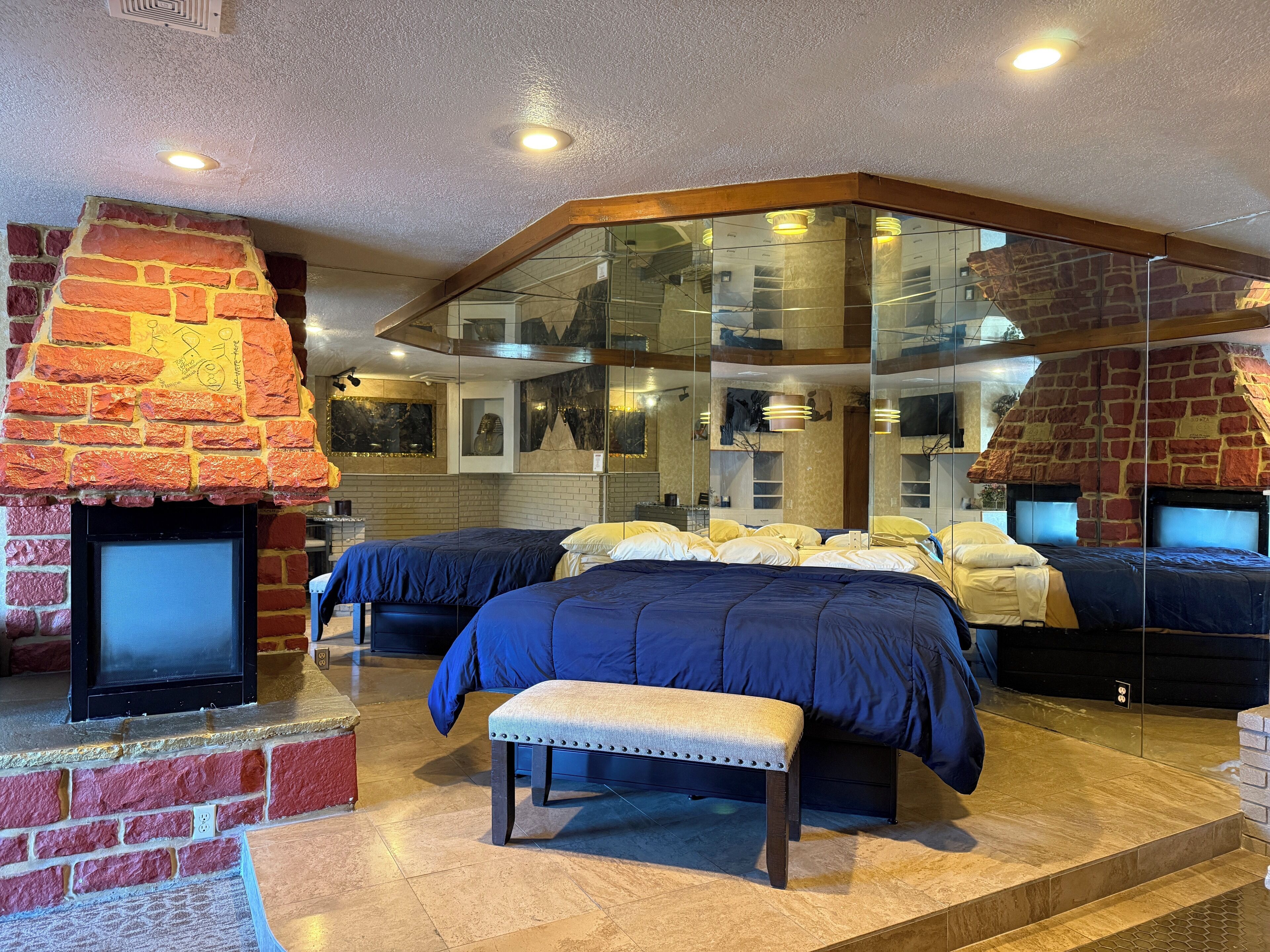 Suite, 1 très grand lit, bain à remous