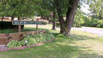 Façana frontal de l'allotjament (vespre/nit)