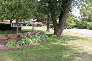 Front of property - evening/night - Bedford Inn (Erie)