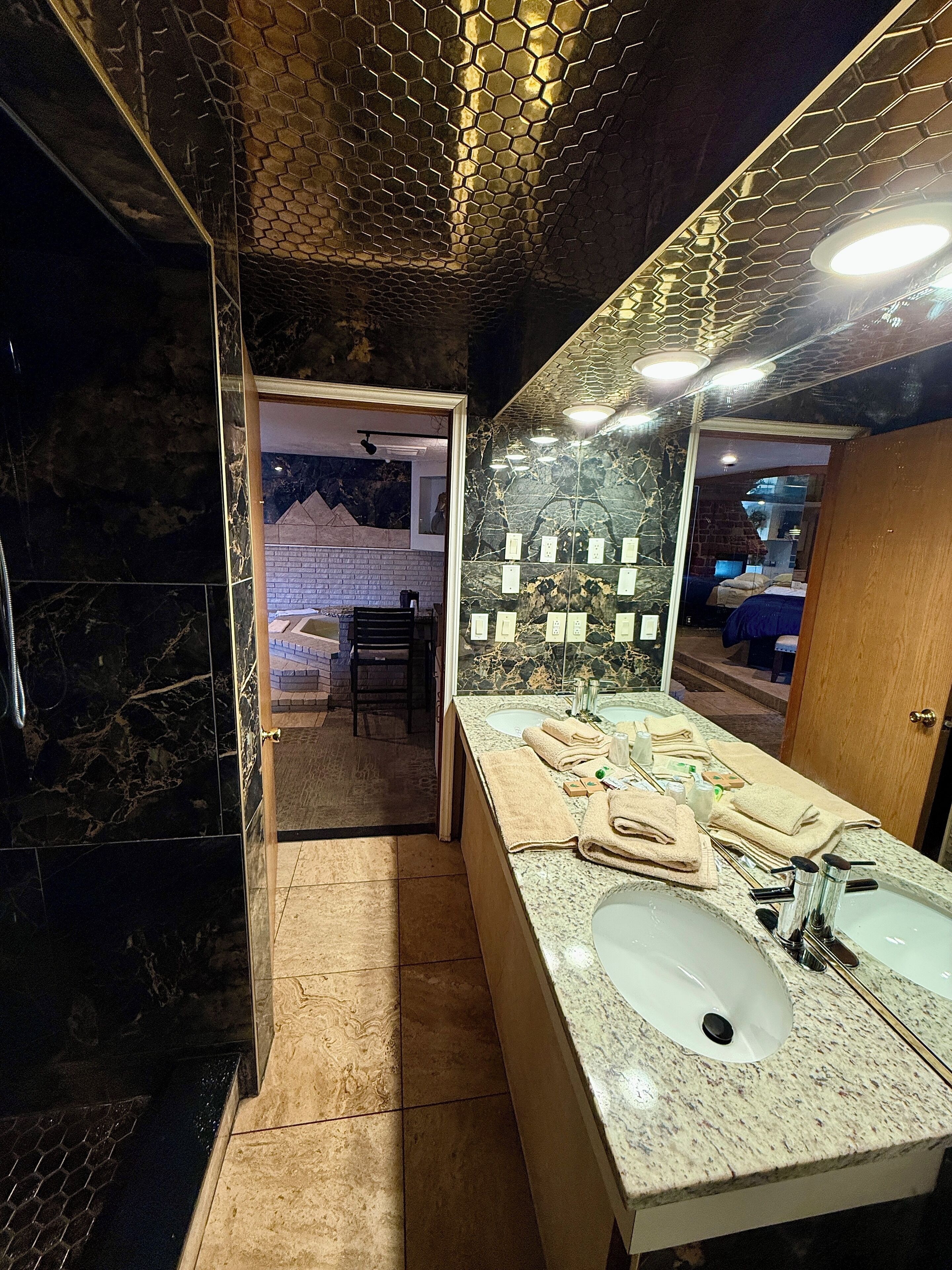 Suite, 1 llit de matrimoni gran, banyera d'hidromassatge | Bany | Combinació de dutxa i banyera i articles de tocador gratuïts 