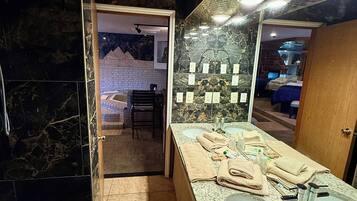 Suite, 1 llit de matrimoni gran, banyera d'hidromassatge | Bany | Combinació de dutxa i banyera i articles de tocador gratuïts