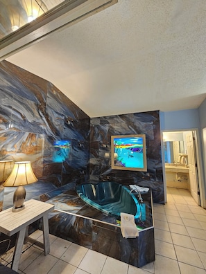 Suite, 1 très grand lit, baignoire à jets | Salle de bain | Ensemble douche/baignoire, articles de toilette gratuits