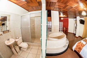 Executive Suite | Bathroom | Free toiletries, towels, soap, shampoo